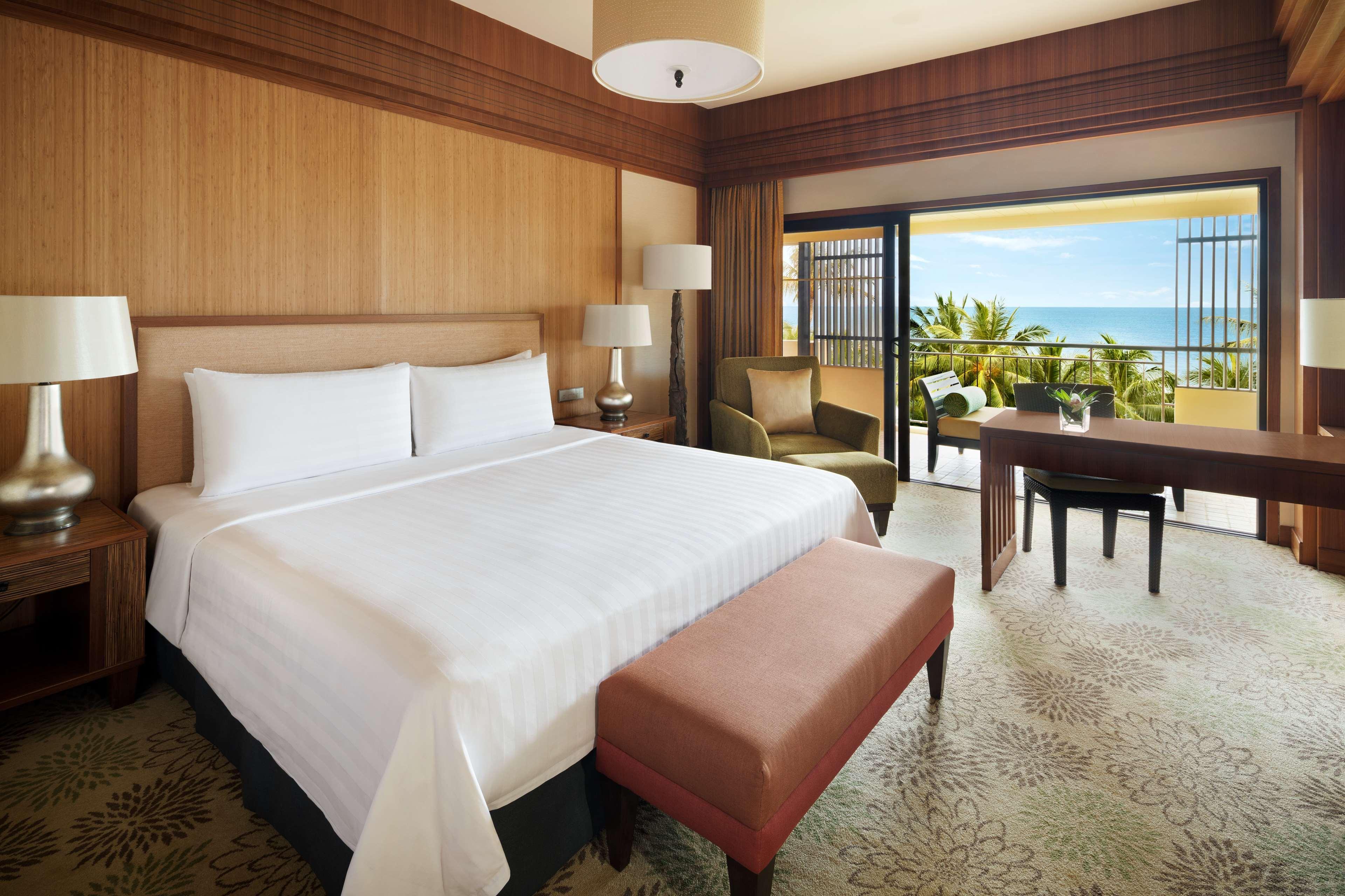 Shangri-La Rasa Sayang, Penang Бату Феринги Екстериор снимка A guest room at the Hilton Maldives Iru Veli