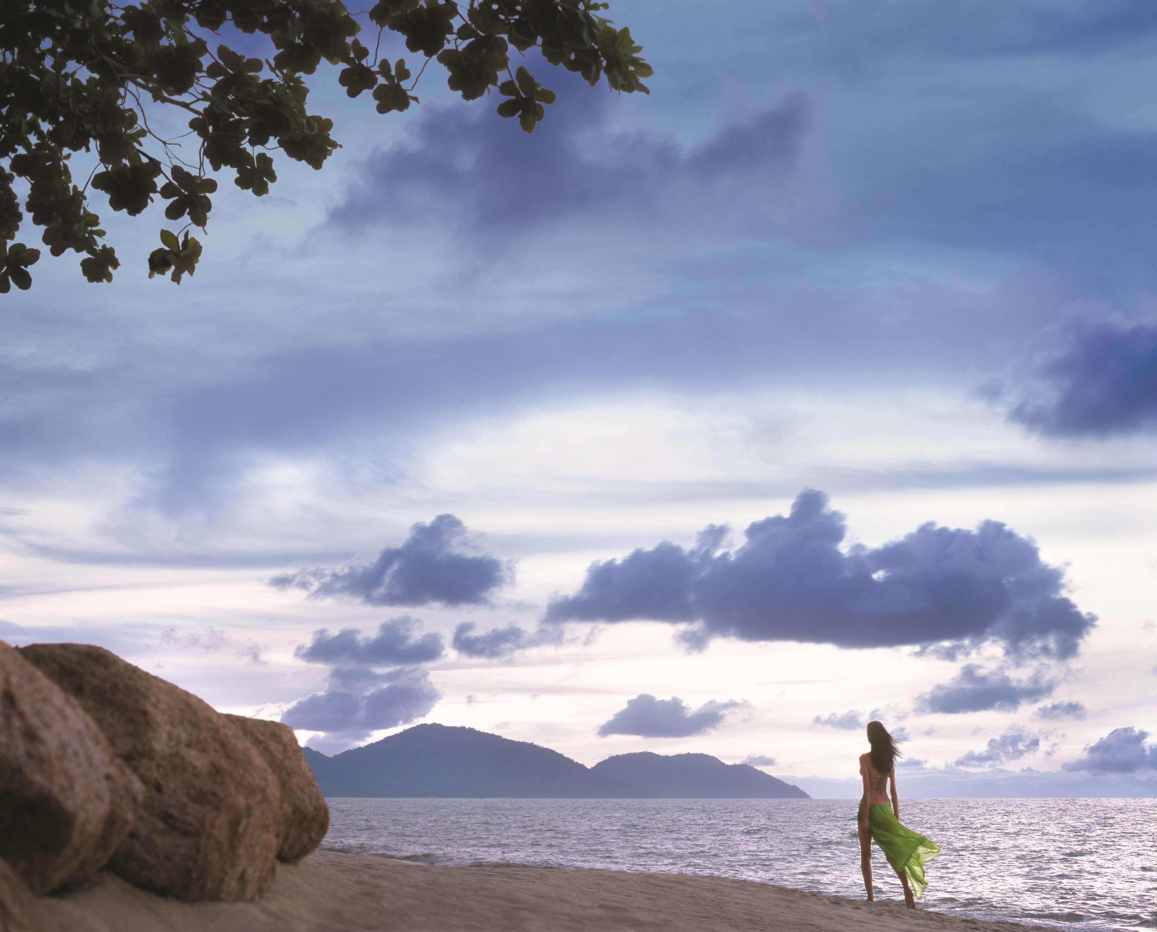 Shangri-La Rasa Sayang, Penang Бату Феринги Екстериор снимка Sunset at the beach