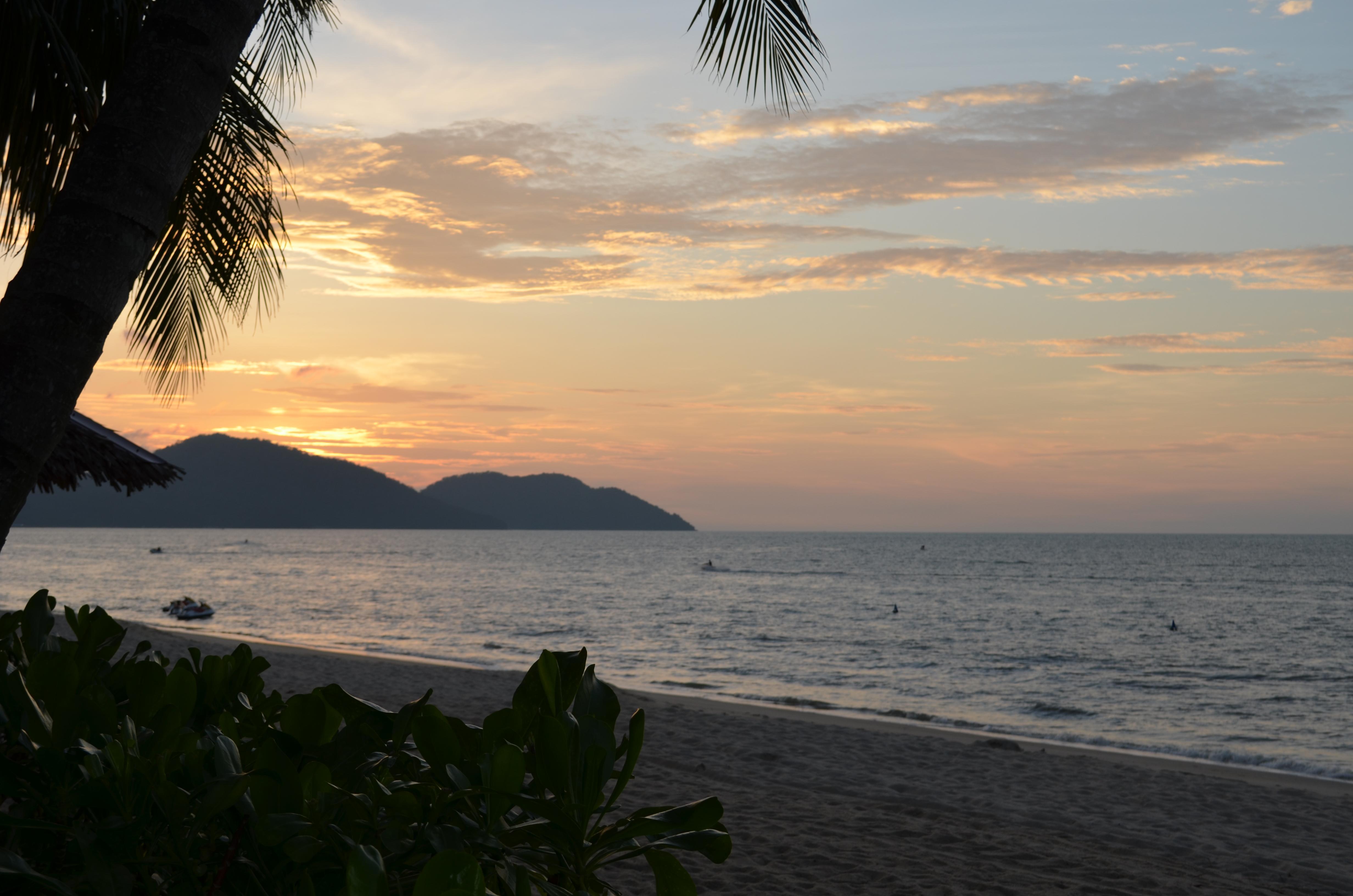 Shangri-La Rasa Sayang, Penang Бату Феринги Екстериор снимка Sunset at Tanjung Pulai