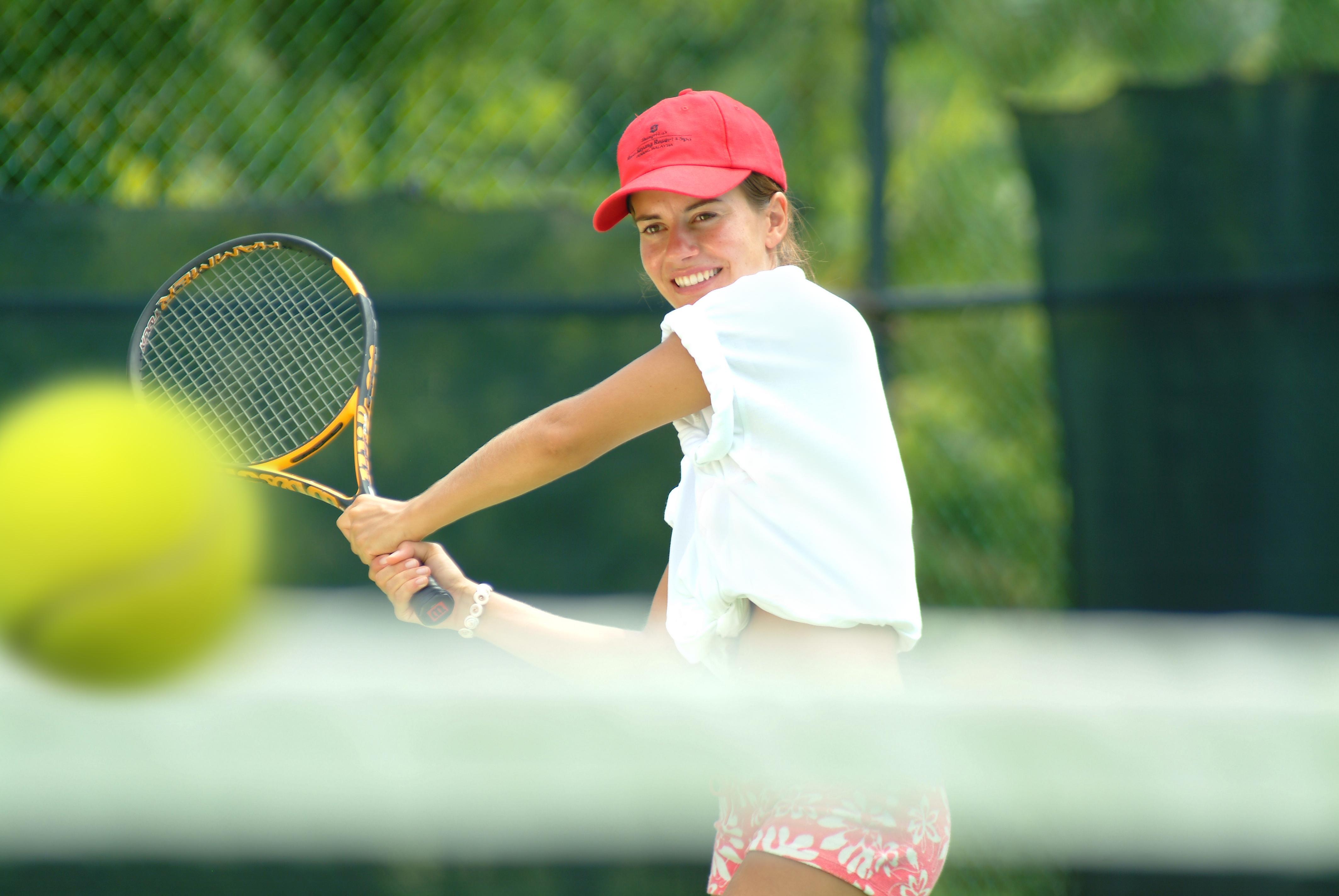 Shangri-La Rasa Sayang, Penang Бату Феринги Екстериор снимка A player preparing to hit a backhand