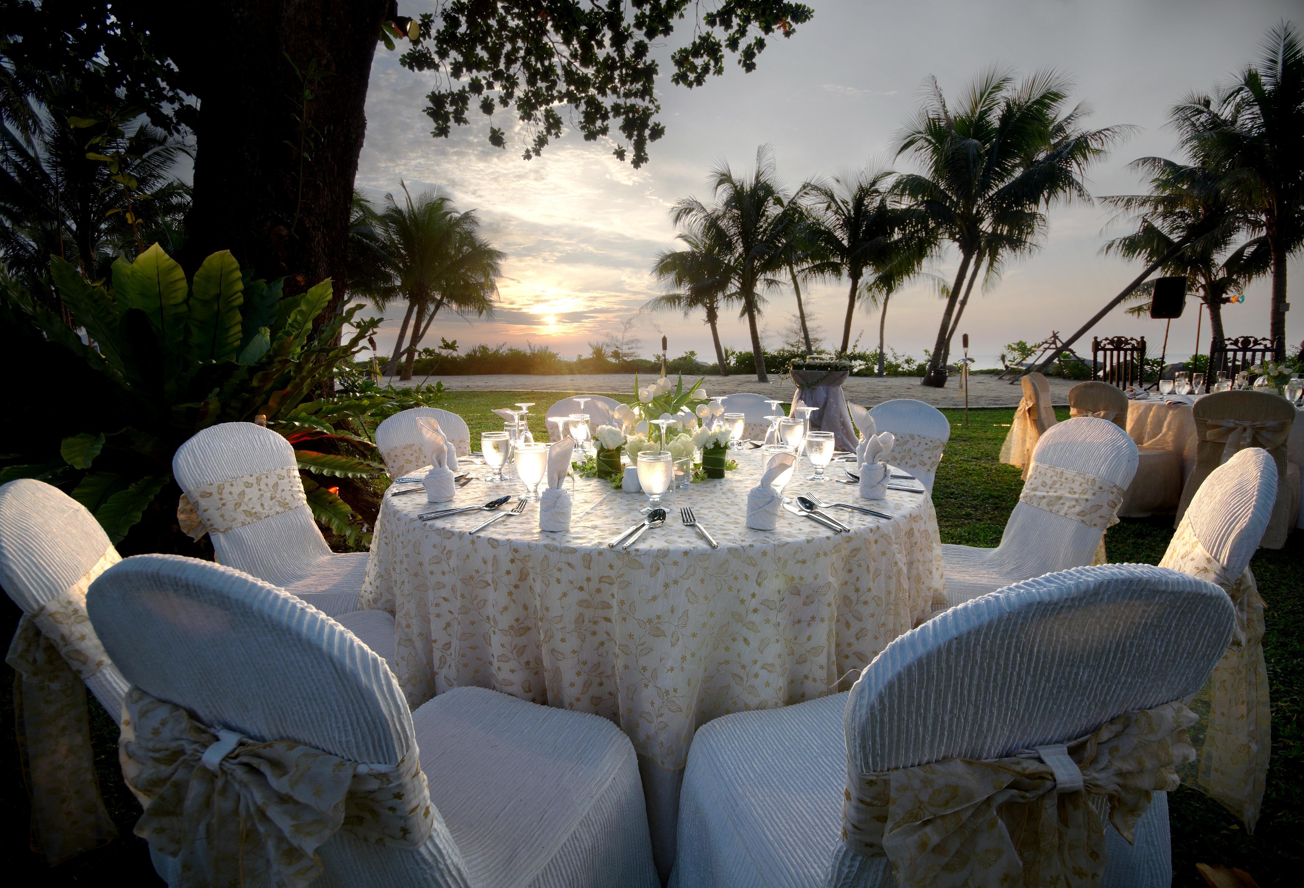 Shangri-La Rasa Sayang, Penang Бату Феринги Екстериор снимка A wedding reception at Shangri-La Rasa Sentosa Resort, Singapore