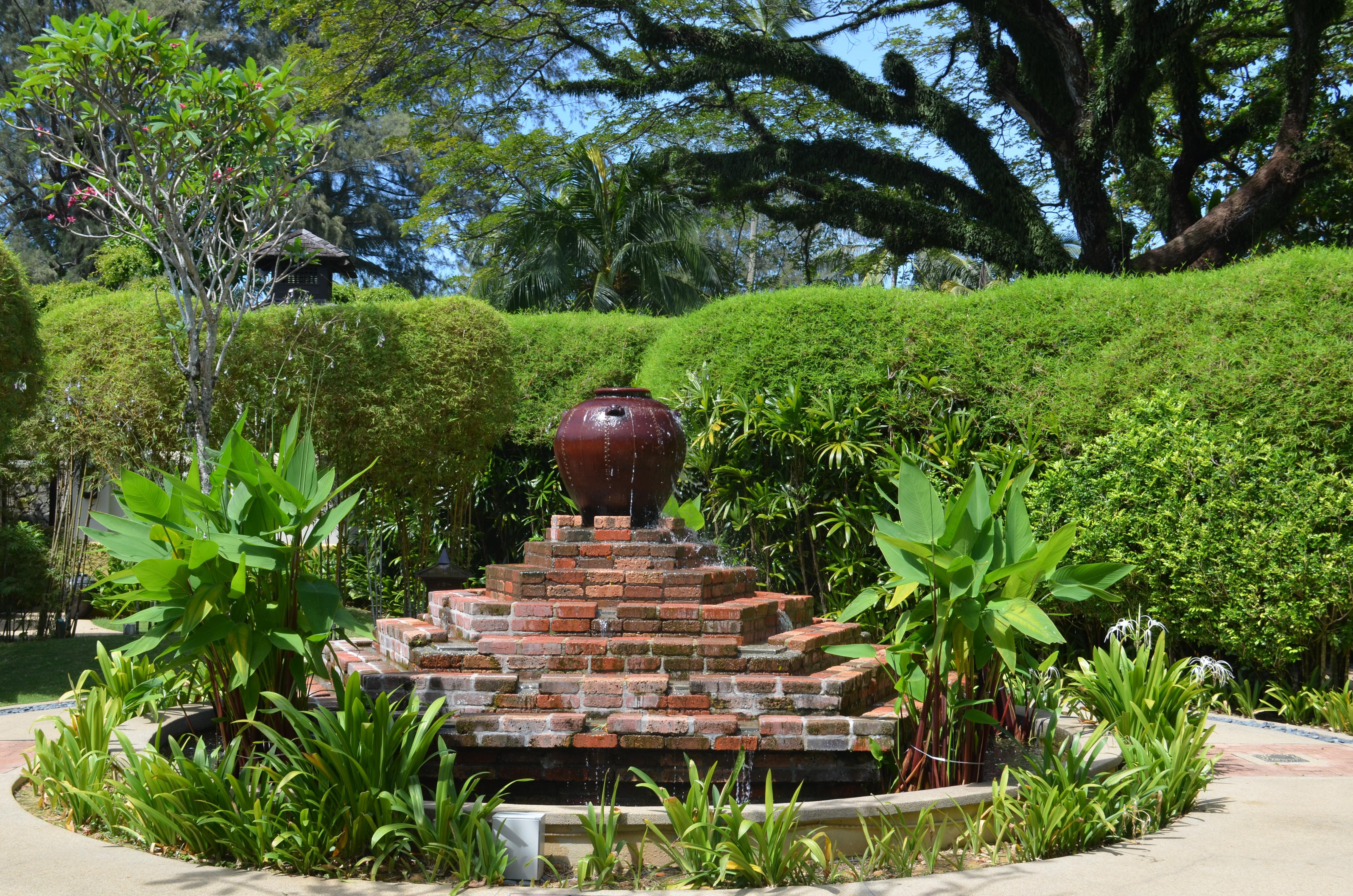 Shangri-La Rasa Sayang, Penang Бату Феринги Екстериор снимка Fountain at the entrance of the park